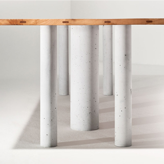 Mesa de jantar edição limitada Cancan tem tampo de madeira e sete pés em concreto