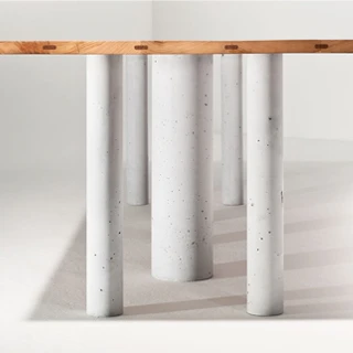 Mesa de jantar edição limitada Cancan tem tampo de madeira e sete pés em concreto