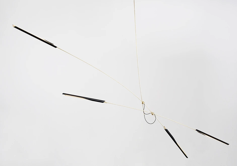 Luminária de teto Otto X tem duas hastes de latão tubular que se cruzam e cúpulas articuladas de alumínio com pintura - foto 1