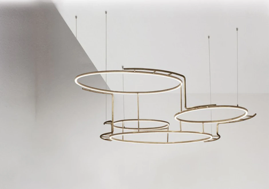 Luminária de teto Broche tem estrutura circular de latão escovado - foto 1