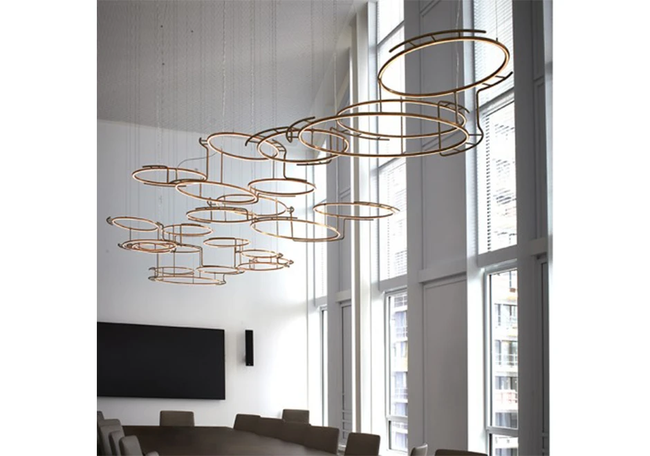 Luminária de teto Broche tem estrutura circular de latão escovado - foto 3