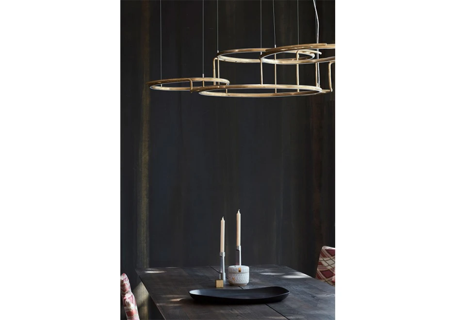 Luminária de teto Broche tem estrutura circular de latão escovado - foto 2