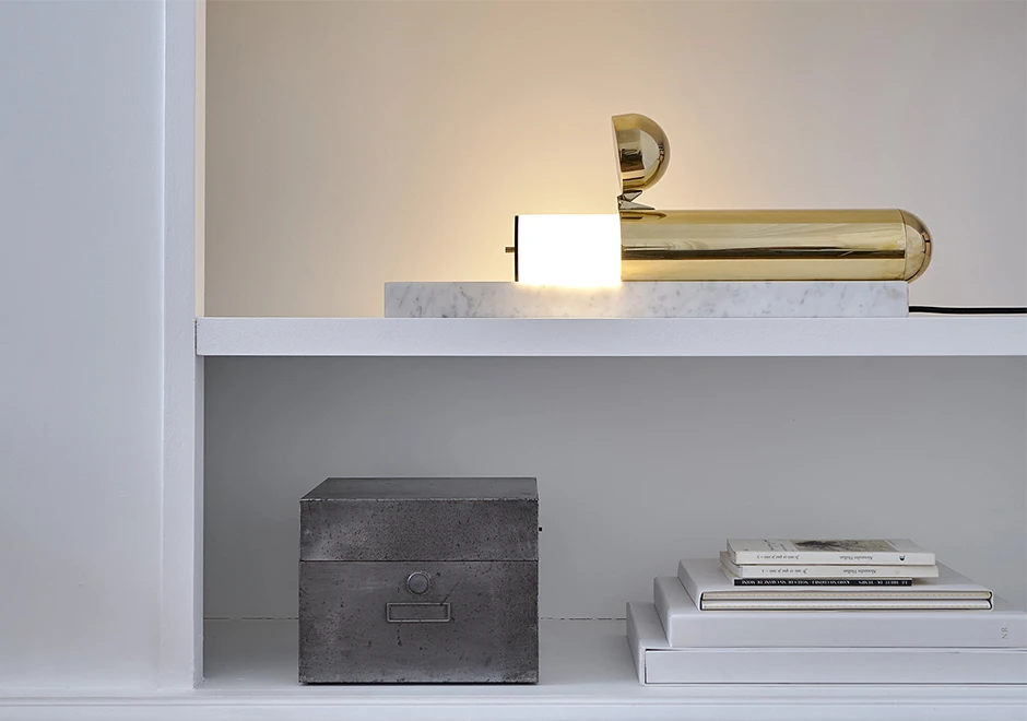 Luminária de mesa Isp em latão polido com base de apoio em mármore branco ou preto - foto 2