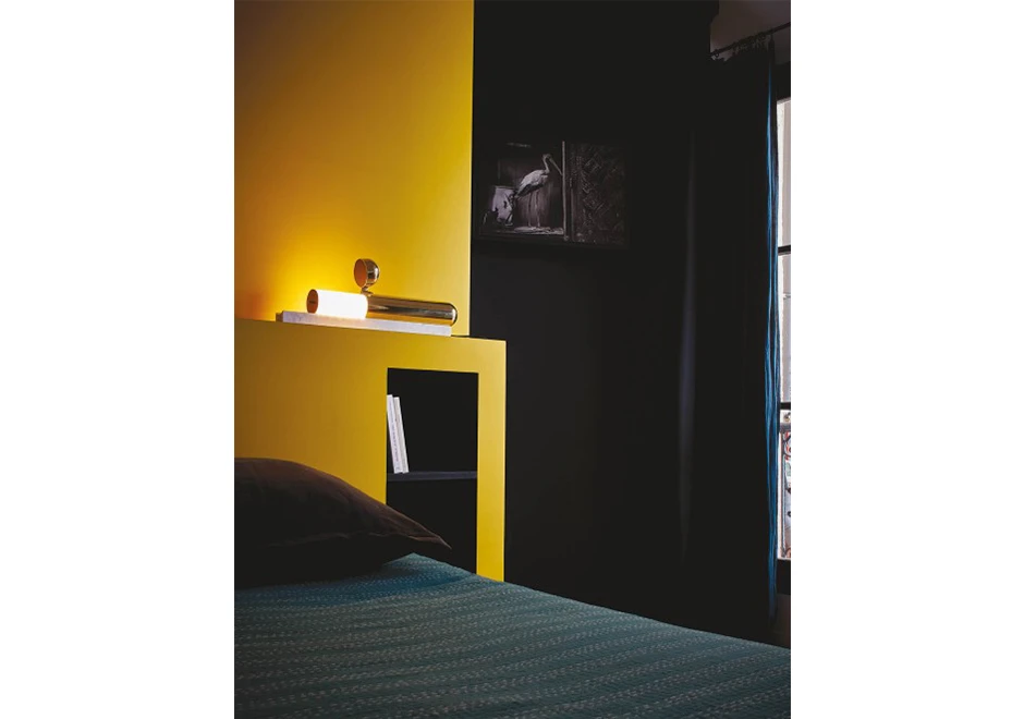 Luminária de mesa Isp em latão polido com base de apoio em mármore branco ou preto - foto 3