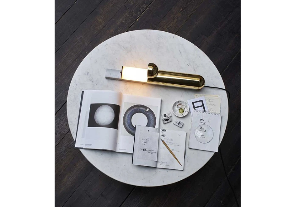 Luminária de mesa Isp em latão polido com base de apoio em mármore branco ou preto - foto 4