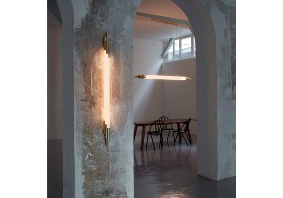 Luminária de teto Org tem estrutura em alumínio anodisado dourado e vidro opalina, com lâmpada LED - foto 3