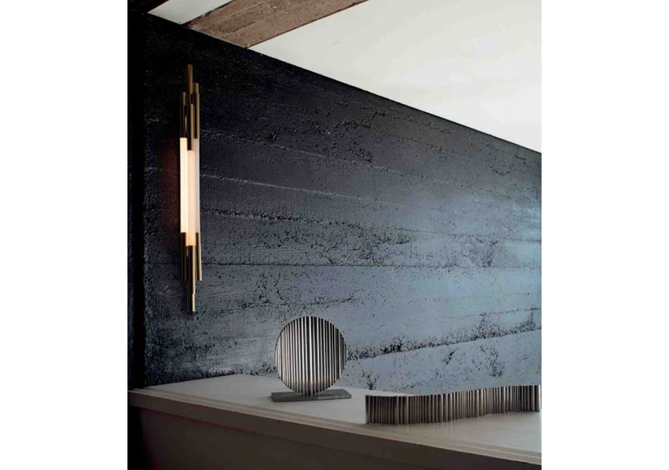 Luminária de parede Org tem estrutura em alumínio anodisado dourado e vidro opalina - foto 2