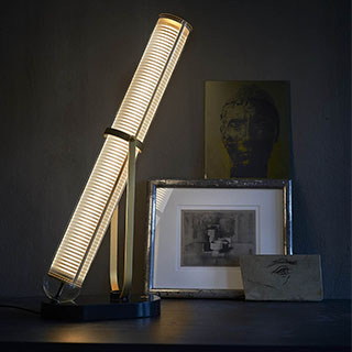 Luminária de mesa Frechin com base de mármore preto, suportes de alumínio anodizado com acabamento dourado - foto 8