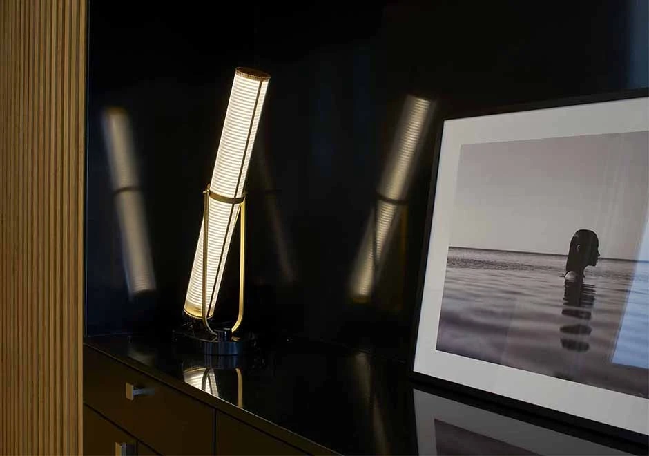 Luminária de mesa Frechin com base de mármore preto, suportes de alumínio anodizado com acabamento dourado - foto 1