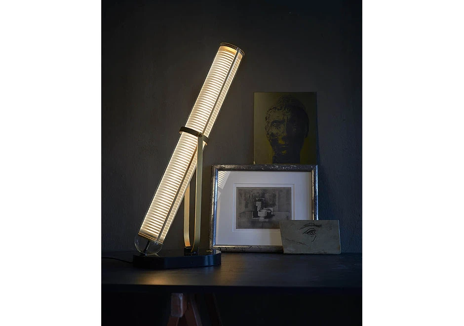 Luminária de mesa Frechin com base de mármore preto, suportes de alumínio anodizado com acabamento dourado - foto 2