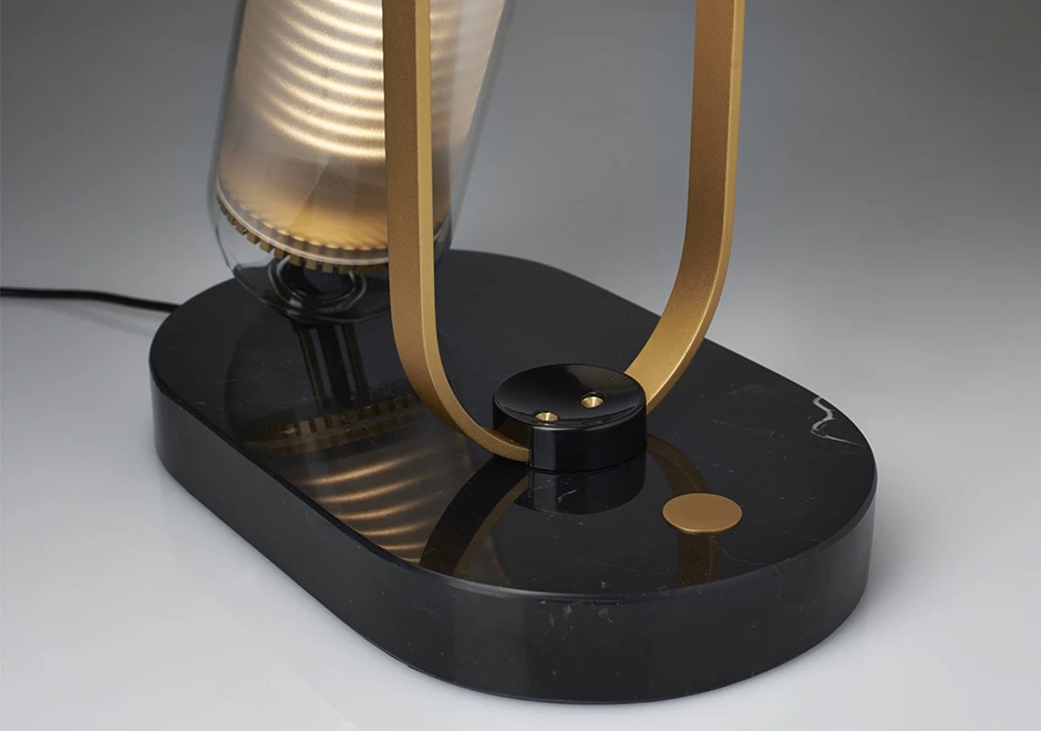 Luminária de mesa Frechin com base de mármore preto, suportes de alumínio anodizado com acabamento dourado - foto 3