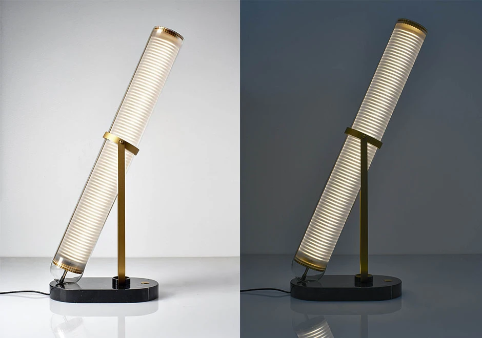 Luminária de mesa Frechin com base de mármore preto, suportes de alumínio anodizado com acabamento dourado - foto 5