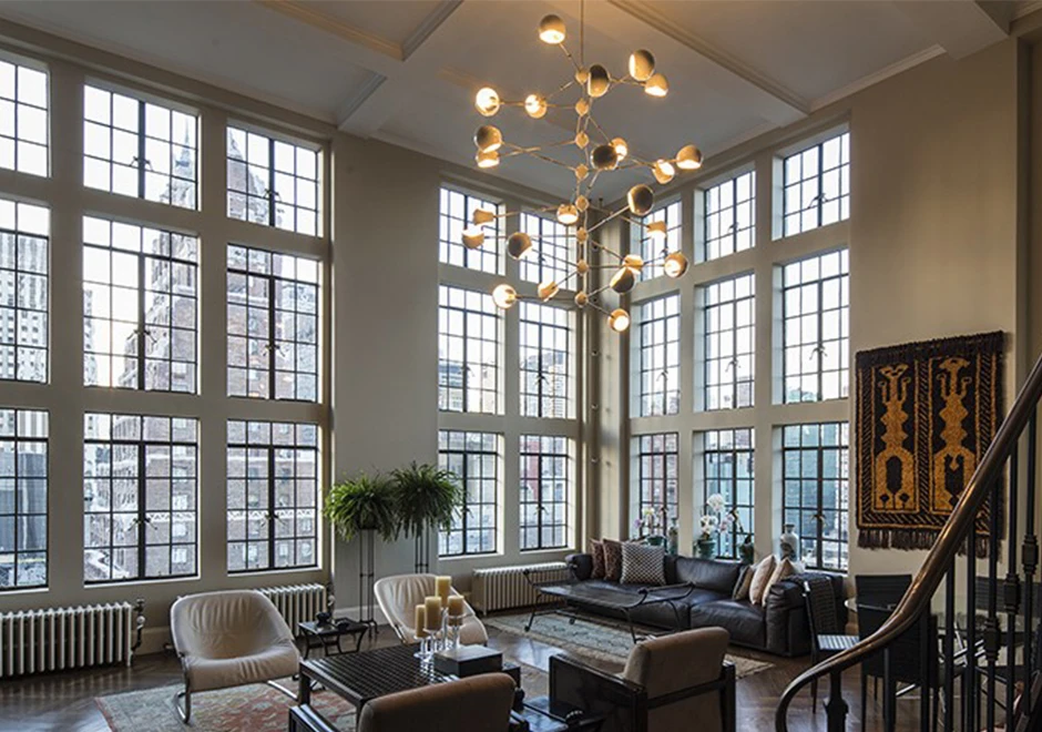 Luminária de teto Tri Boi com três hastes de aço e cúpulas articuladas de alumínio, ambas com pintura eletrostática - foto 4