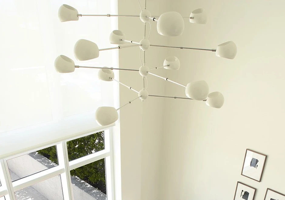 Luminária de teto Tri Boi com três hastes de aço e cúpulas articuladas de alumínio, ambas com pintura eletrostática - foto 3