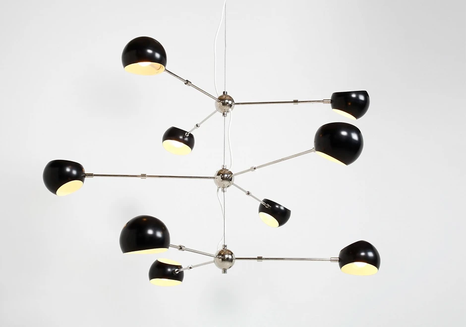 Luminária de teto Tri Boi com três hastes de aço e cúpulas articuladas de alumínio, ambas com pintura eletrostática - foto 1