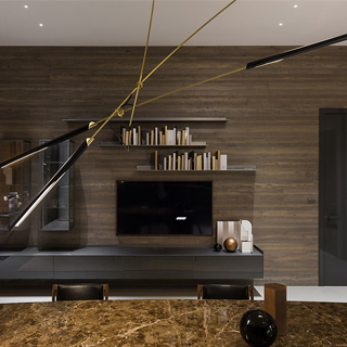 Luminária de teto Otto X tem duas hastes de latão tubular que se cruzam e cúpulas articuladas de alumínio com pintura - foto 3