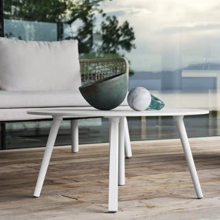 Mesa de apoio EMMA com estrutura em madeira Iroko natural ou em alumínio com pintura eletrostática.