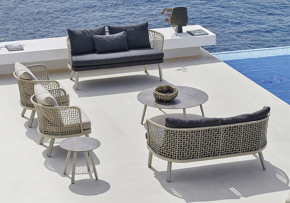 Poltrona lounge EMMA LOUNGE com estrutura de alumínio e pintura eletrostática em várias opções de cores, revestida com fibra sintética de 6 mm de espessura. Pés em alumínio ou madeira Iroko natural - foto 3