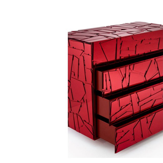 Cômoda Sgrino com estrutura de madeira revestida com fragmentos de Colorflex. Parte interna laqueada da mesma cor do espelho