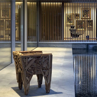 Poltrona design FAVELA feita à mão com pequenas ripas de madeira, pregadas e coladas ao acaso para um efeito único, em madeira Pinus e Teca - Foto 5