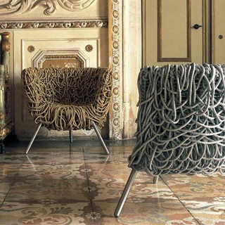 Poltrona VERMELHA com estrutura de aço, pés em alumínio escovado e assento de cordas