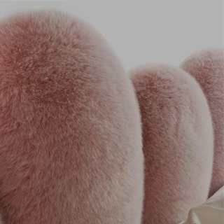 Cama Irmãos Campana Cipria com estrutura tubular de aço e quatro cabeceiras revestidas com capa de pelúcia ecológica macia