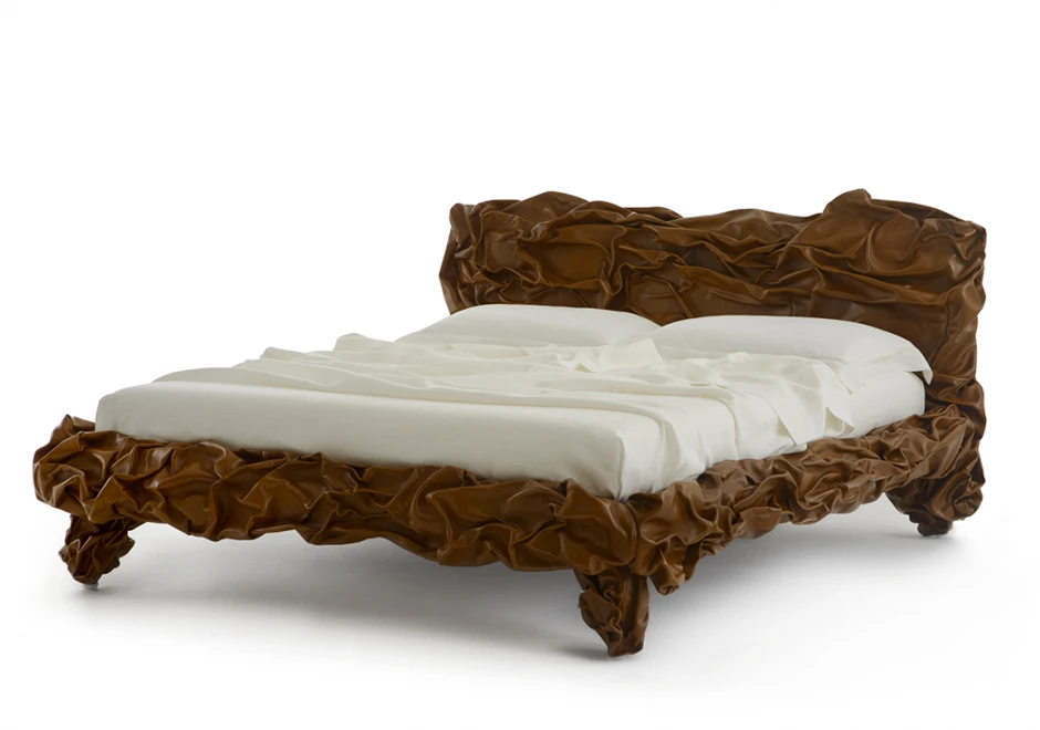 Cama design Grinza com estofamento em couro, estrutura de metal revestida com espuma de poliuretano - foto 1