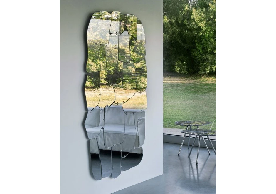 Espelho Miraggio (Campana) é composto por placas de acrílico cortadas a laser - foto 1