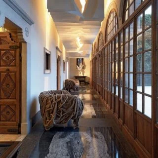 Poltrona design GRINZA com estrutura de aço moldada e estofado de espuma de poliuretano revestido em couro ou pele ecológica