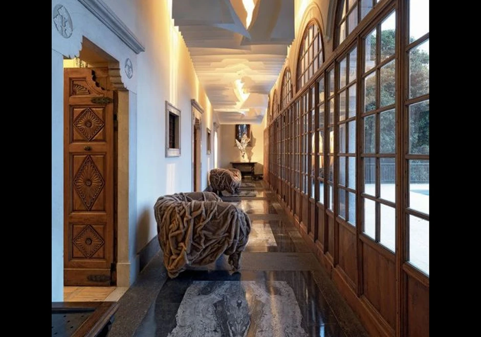 Poltrona design GRINZA com estrutura de aço moldada e estofado de espuma de poliuretano revestido em couro ou pele ecológica - foto1