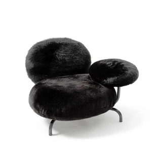 Poltrona baixa CIPRIA com almofadas estruturais de poliuretano e Gellyfoam revestidas com pele ecológica e fixadas sobre estrutura de aço