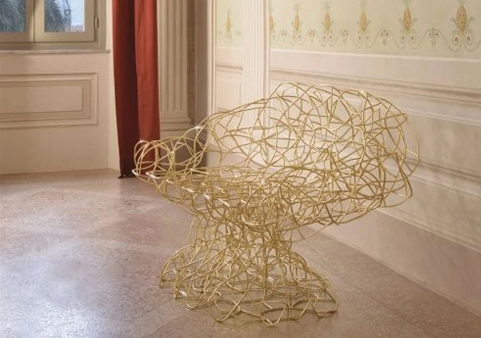 Poltrona de design CORALLO com estrutura em fio de aço inoxidável curvado à mão e pintura epóxi nas opções laranja, branco, preto e dourado - foto3