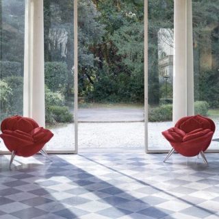 Poltrona design ROSE com estrutura de aço moldado em multicamadas, pés em alumínio escovado e o estofado de espuma de poliuretano é revestido em veludo