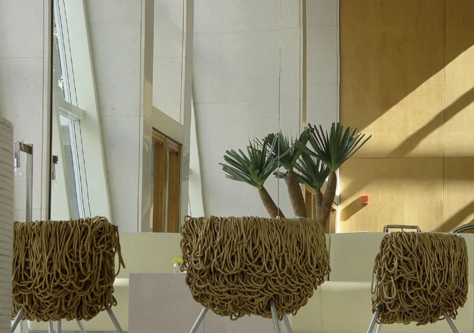 Poltrona VERMELHA com estrutura de aço, pés em alumínio escovado e assento de cordas - foto 5