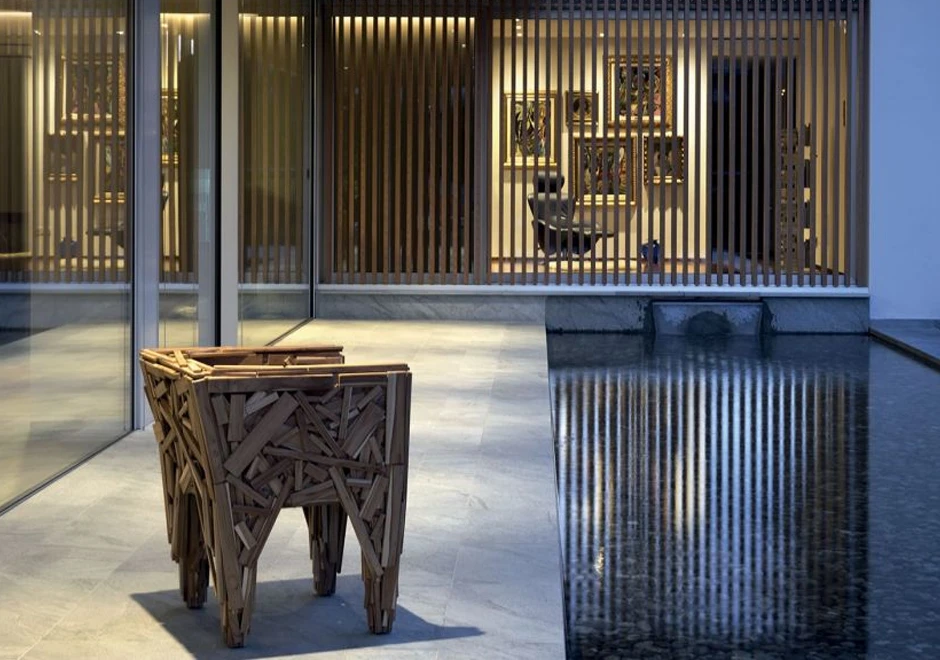 Poltrona design FAVELA feita à mão com pequenas ripas de madeira, pregadas e coladas ao acaso para um efeito único, em madeira Pinus e Teca - Foto 1