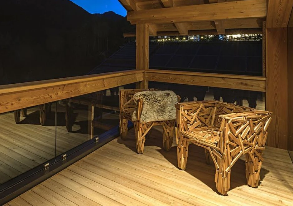 Poltrona design FAVELA feita à mão com pequenas ripas de madeira, pregadas e coladas ao acaso para um efeito único, em madeira Pinus e Teca - Foto 3