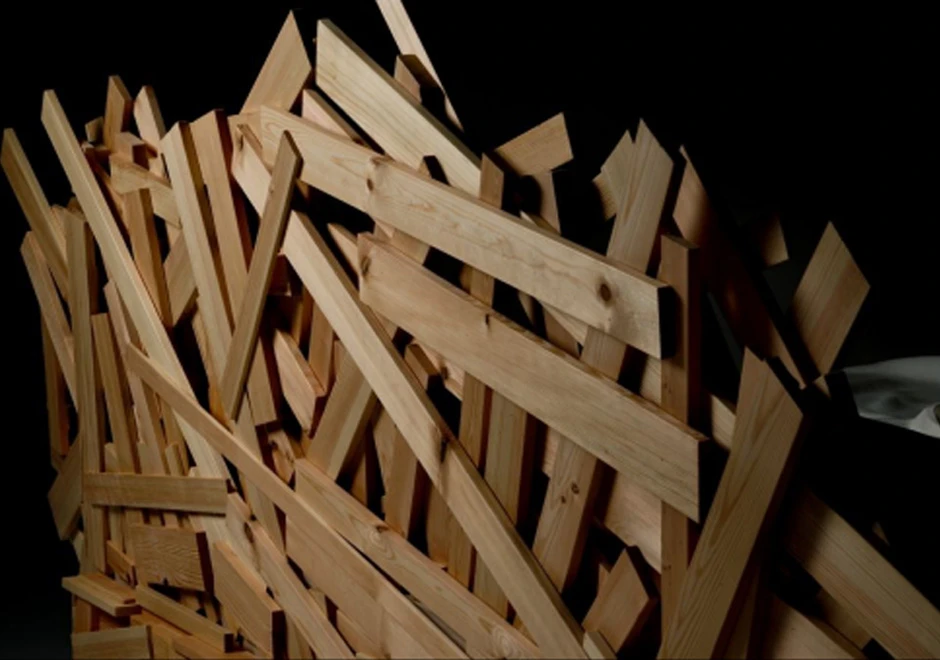 Cama Campana Favela com ripas de madeira Pinus fixadas manualmente, que remete às estruturas das casas das favelas - foto 2