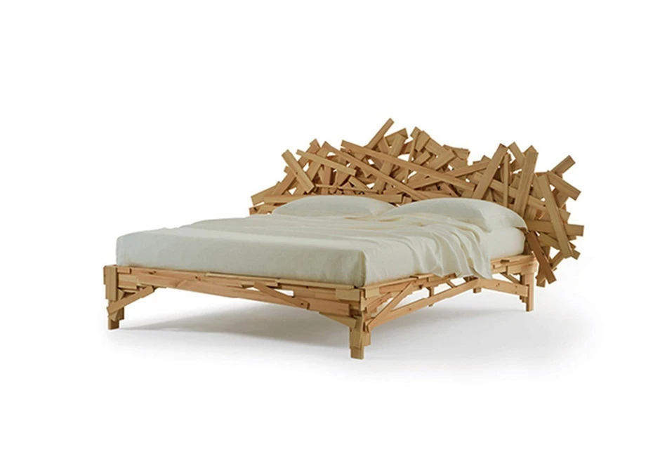 Cama Campana Favela com ripas de madeira Pinus fixadas manualmente, que remete às estruturas das casas das favelas - foto 3