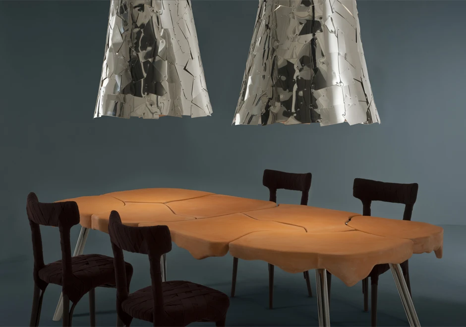 Luminária de teto Campana é composta por folhas de alumínio polido, cortadas a laser e montadas à mão - foto 2