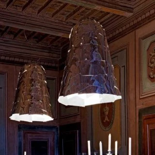 Luminária de teto Campana é composta por folhas de alumínio polido, cortadas a laser e montadas à mão