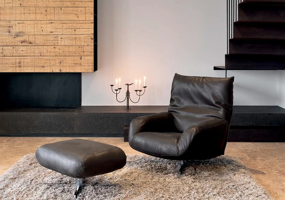 Poltrona giratória Chiara com base de aço cromado polido, estrutura de metal revestida com espuma de poliuretano flexível Gellyfoam e estofada em tecido ou couro - foto 4