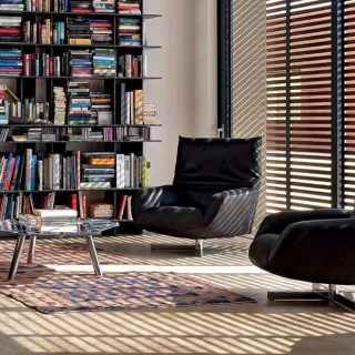 Poltrona giratória Chiara com base de aço cromado polido, estrutura de metal revestida com espuma de poliuretano flexível Gellyfoam e estofada em tecido ou couro