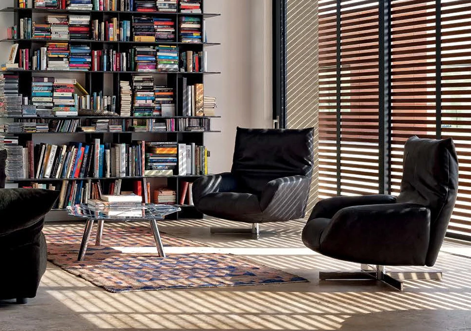 Poltrona giratória Chiara com base de aço cromado polido, estrutura de metal revestida com espuma de poliuretano flexível Gellyfoam e estofada em tecido ou couro - foto 1