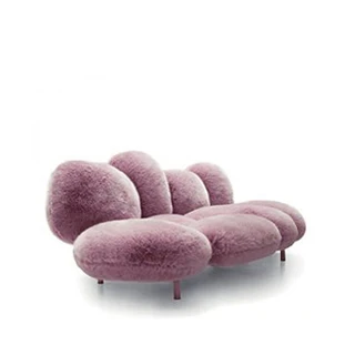 Sofá de design moderno, com estrutura de aço e estofado em pelúcia rosado, visto de lado, em um fundo branco.