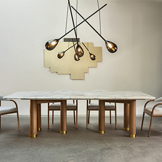 Mesa de jantar Lola em madeira Jequitibá Rosa maciça, com três pés latão escovado e tampo em pedra ou madeira - foto 4