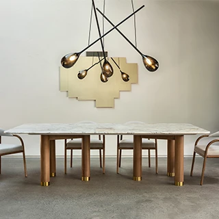 Mesa de jantar Lola em madeira Jequitibá Rosa maciça, com três pés latão escovado e tampo em pedra ou madeira - foto 4