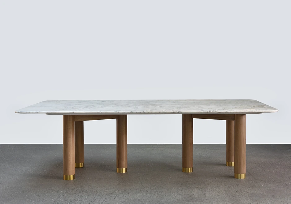 Mesa de jantar Lola em madeira Jequitibá Rosa maciça, com três pés latão escovado e tampo em pedra ou madeira - foto 1