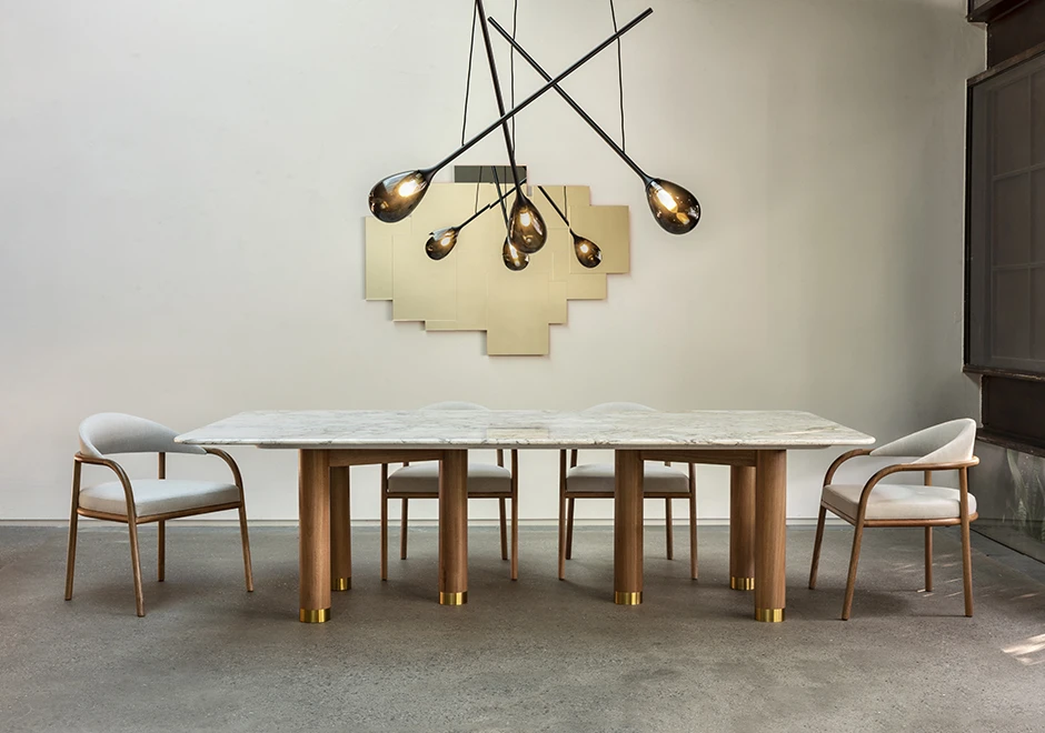 Mesa de jantar Lola em madeira Jequitibá Rosa maciça, com três pés latão escovado e tampo em pedra ou madeira - foto 2