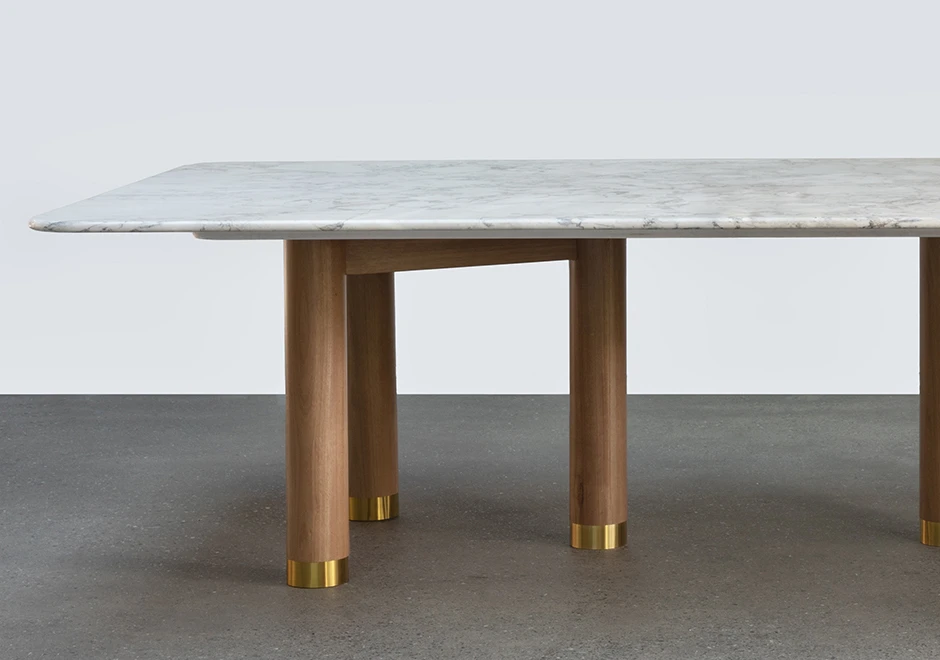 Mesa de jantar Lola em madeira Jequitibá Rosa maciça, com três pés latão escovado e tampo em pedra ou madeira - foto 3