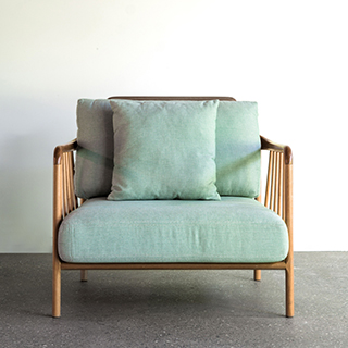 Poltrona design LUIZA com estrutura de madeira torneada Jequitibá Rosa maçica com acabamento em verniz. Cinco opções de graduações de tonalização